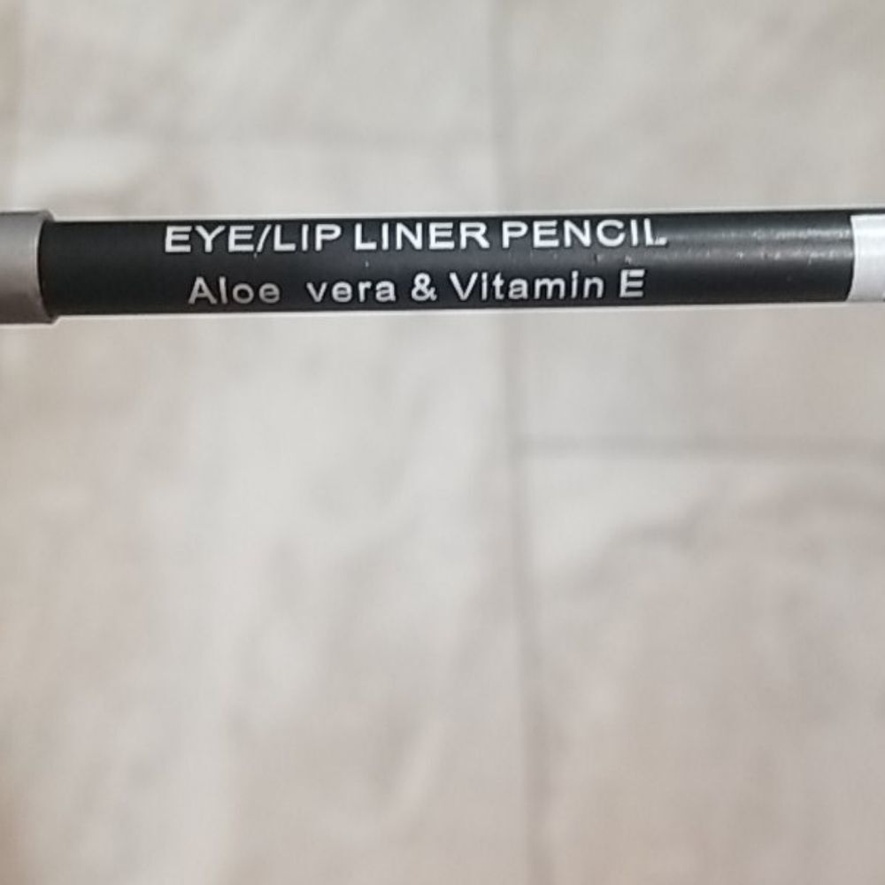 ***MAC LIP Liner*** - Picture 2 of 4
